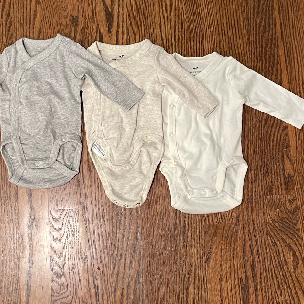 H&M newborn long sleeve button onesie NWOT
